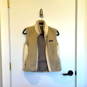 Patagonia zip up fleece size small women’s. Classic beige color.